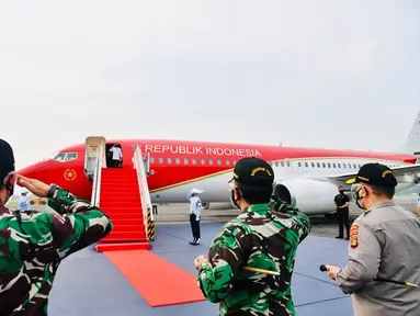 Presiden Joko Widodo membalas hormat sebelum memasuki pesawat kepresidenan kunjungan kerja ke Jawa Timur, di Bandara Halim Perdanakusuma, Jakarta, Kamis (19/8/2021). Ini kemunculan perdana setelah pesawat Kepresidenan ini dicat menjadi warna merah putih. (Dok. Biro Pers Sekretariat Presiden)