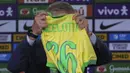 Carlo Ancelotti memegang jersey bertuliskan dirinya saat acara perkenalan pelatih baru Timnas Brasil di sebuah hotel di Barra da Tijuca, Rio De Janeiro, Brasil, Senin (26/05/2025) waktu setempat. (AP Photo/Silvia Izquierdo)