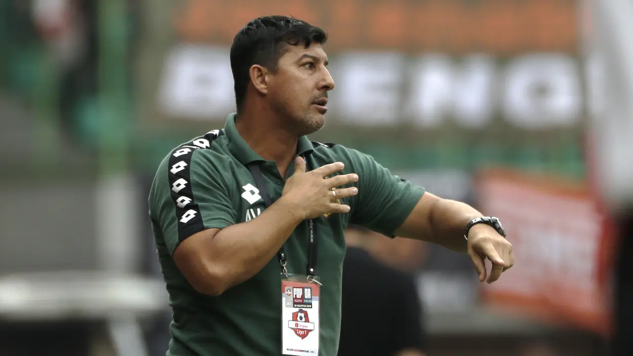 Pelatih yang dipecat pada pertengahan Shopee Liga 1