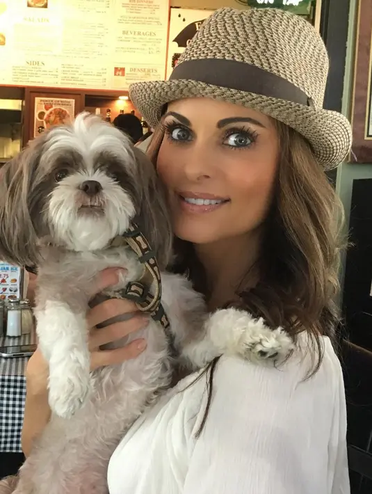 Mantan model majalah Playboy, Karen McDougal foto bersama seekor anjing. Karen mengakui awalnya tak mengira akan menjalin hubungan cukup lama dengan Presiden AS Donald Trump. (Instagram/karenmcdougal)