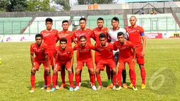 Pemain Timnas U19 Indonesia berpose jelang laga uji coba di stadion Siliwangi Bandung, (25/2/2015). Timnas U19 Indonesia menang 2-0 atas Persib U21. (Liputan6.com/Faisal R Syam)