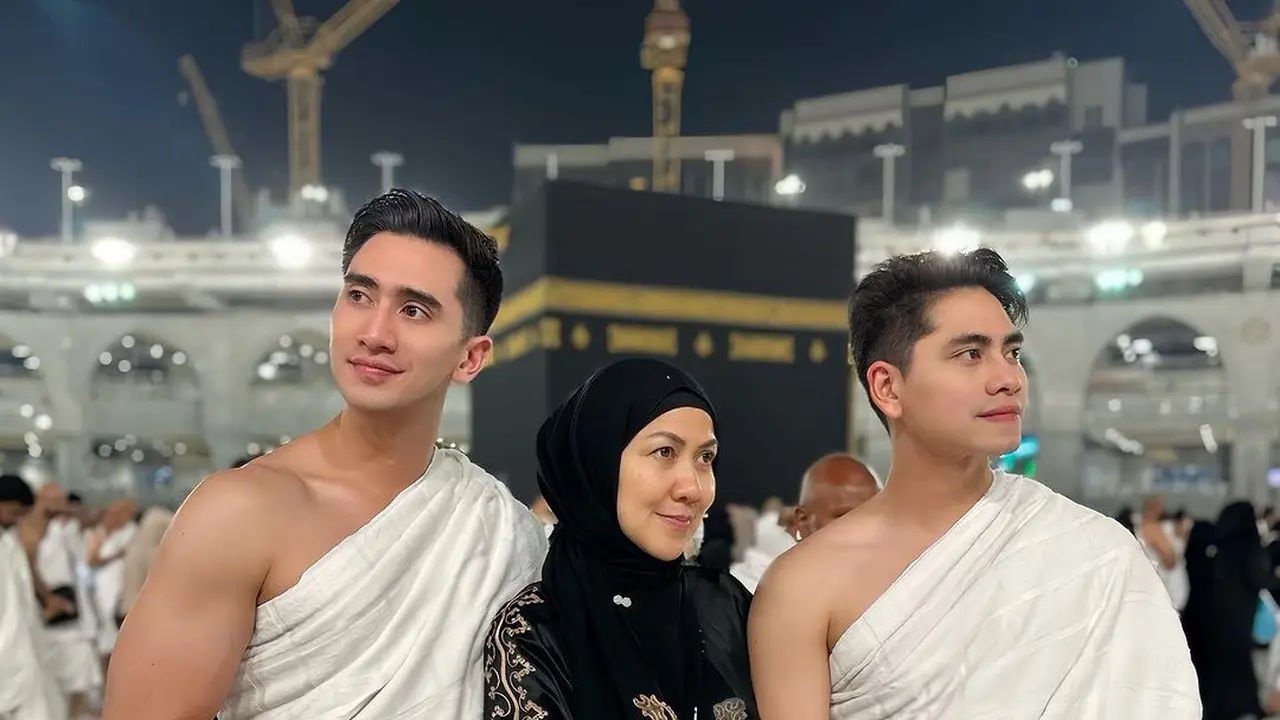 Potret Varrel dan Keluarga Umro (sumber : Instagram/@bramastavrl)