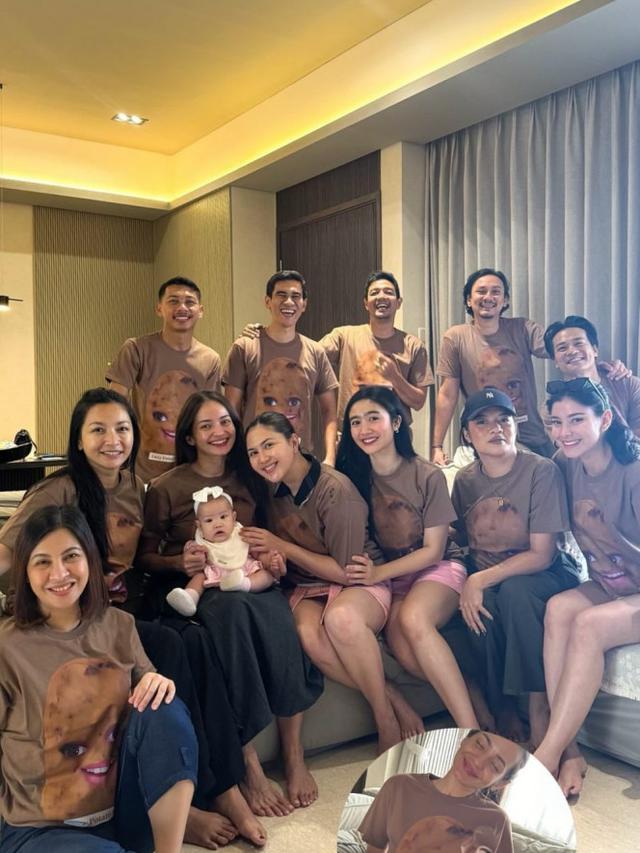 7 Potret Kejutan Ultah Enzy Storia dari Sahabat, Seru Pakai Kaos Gambar Kentang