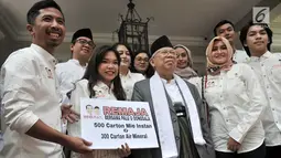 Calon Wakil Presiden nomor urut 01 Ma'ruf Amin secara simbolis menerima bantuan untuk korban gempa dan tsunami di Sulawesi Tengah dari salah satu kelompok relawan di Rumah Situbondo, Jakarta, Minggu (7/10). (Merdeka.com/Iqal S. Nugroho)