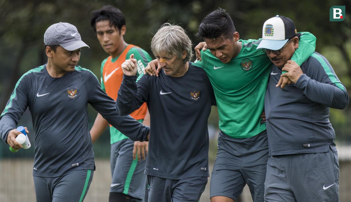 Pemain Timnas Indonesia, Septian David, tampak kesakitan akibat cedera saat latihan di Lapangan ABC Senayan, Senin (19/2/2018). Latihan ini merupakan persiapan jelang Asian Games 2018. (Bola.com/Vitalis Yogi Trisna)