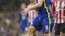 Gelandang Chelsea, Mateo Kovacic mengontrol bola saat bertanding melawan Southampton pada pertandingan lanjutan Liga Inggris di Stadion Stamford Bridge di London, Sabtu (2/10/2021). Chelsea menang atas Southampton dengan skor 3-1. (AP Photo/Kirsty Wigglesworth)