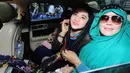 Menggunakan kerudung hitam, mantan istri Saipul Jamil dan Aldi Taher itu masuk ke dalam mobil Jaguar yang sudah menunggunya dengan raut wajah bahagia, Rabu (14/05/14). (Liputan6.com/Faizal Fanani)