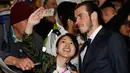 Penyerang Real Madrid Gareth Bale saat berfoto bersama fans di Bandara Manchester, Inggris, (25/4). Real Madrid akan menjalani semifinal leg pertama liga Champion melawan Manchester City. (Reuters / Phil Noble)