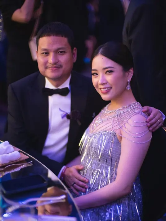 Di pernikahan sang adik, Valencia Tanoesoedibjo, Jessica memamerkan kebersamaannya dengan sang suami dan pamer baby bump. Mengenakan dress cantik semi transparan, Jessica memperlihatkan potret gemas perutnya yang mulai membesar. [Foto: Instagram/jessicatanoe]