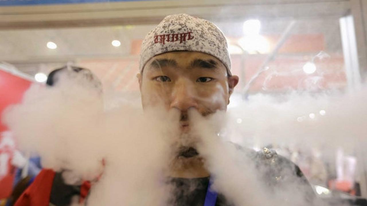 Antusiasme pengunjung & sales isap e-rokok di Vape China Expo