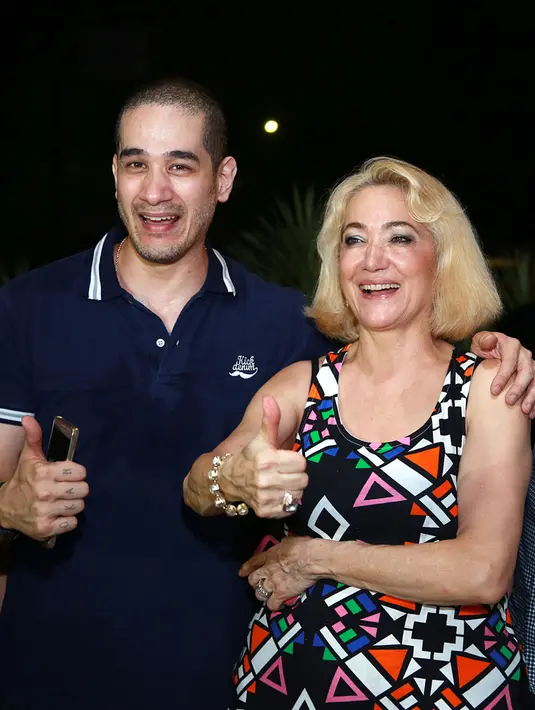 Okan Kornelius yang selama ini dibesarkan oleh ibu tirinya, Cathy, mengaku tak banyak perbedaan mengenai kasih sayang yang didapatnya. Namun perasaan lebih bahagia yang dirasakannya saat ini berkat kehadiran ibu kandungnya. (Deki Prayoga/Bintang.com)