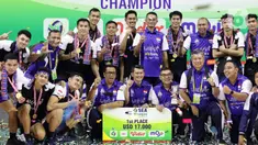 Timnas voli putra Indonesia berfoto bersama usai memastikan gelar juara SEA V League 2023 seri 1 turnamen SEA V League 2023 di Padepokan Voli Jenderal Polisi Kunarto, Sentul, Bogor, Jawa Barat, Minggu (23/7/2023). (Liputan6.com/Helmi Fithriansyah)
