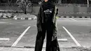 Zaskia Adya Mecca memadukan kaos yang dipadukan dengan jaket. Senada dengan kaos, dia juga mengenakan kerudung dan cekana berwarna hitam.