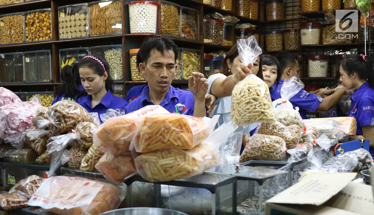  Pemilik toko kue kering mengaku hampir setiap tahun ketika menjelang Idul Fitri tokonya selalu ramai pembeli yang melonjak hingga 100 persen, Jakarta, Jumat (16/6). (Liputan6.com/Immanuel Antonius)