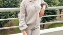 Aaliyah Massaid tampil cantik dengan ome set berqarna abu.