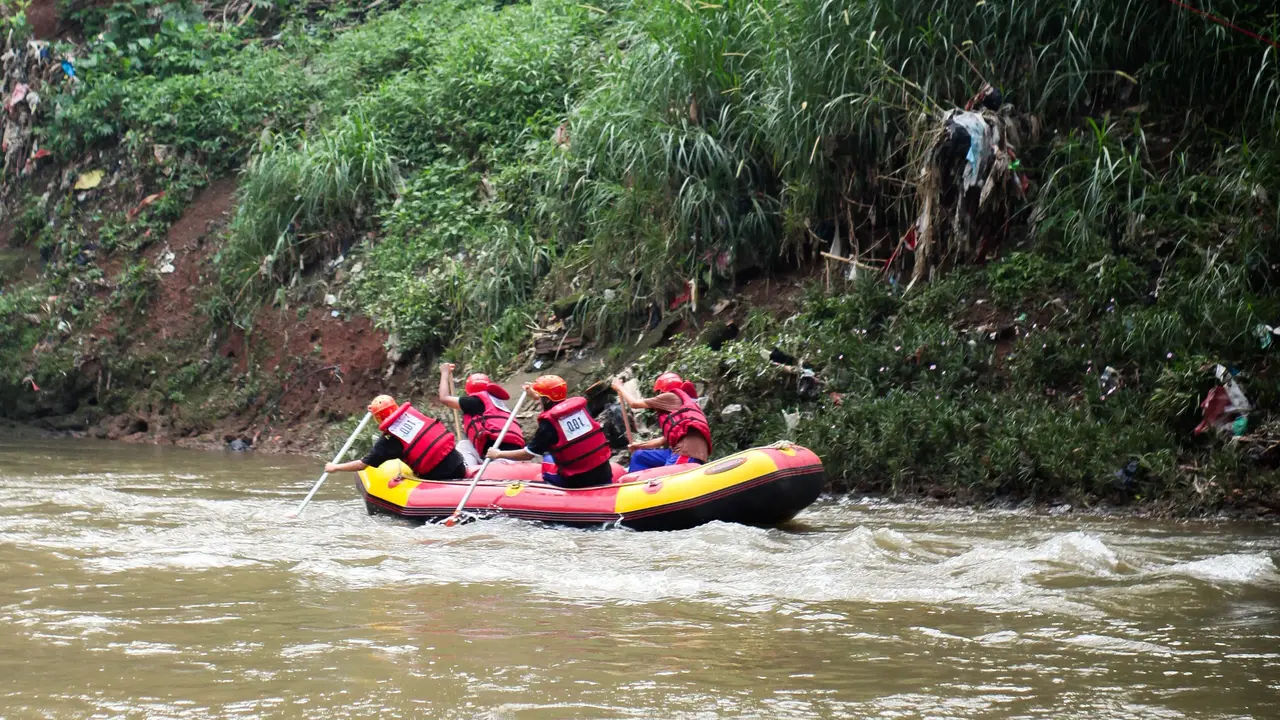 Kompetisi arung jeram (rafting competition) di Sungai Ciliwung Depok, Jawa Barat.