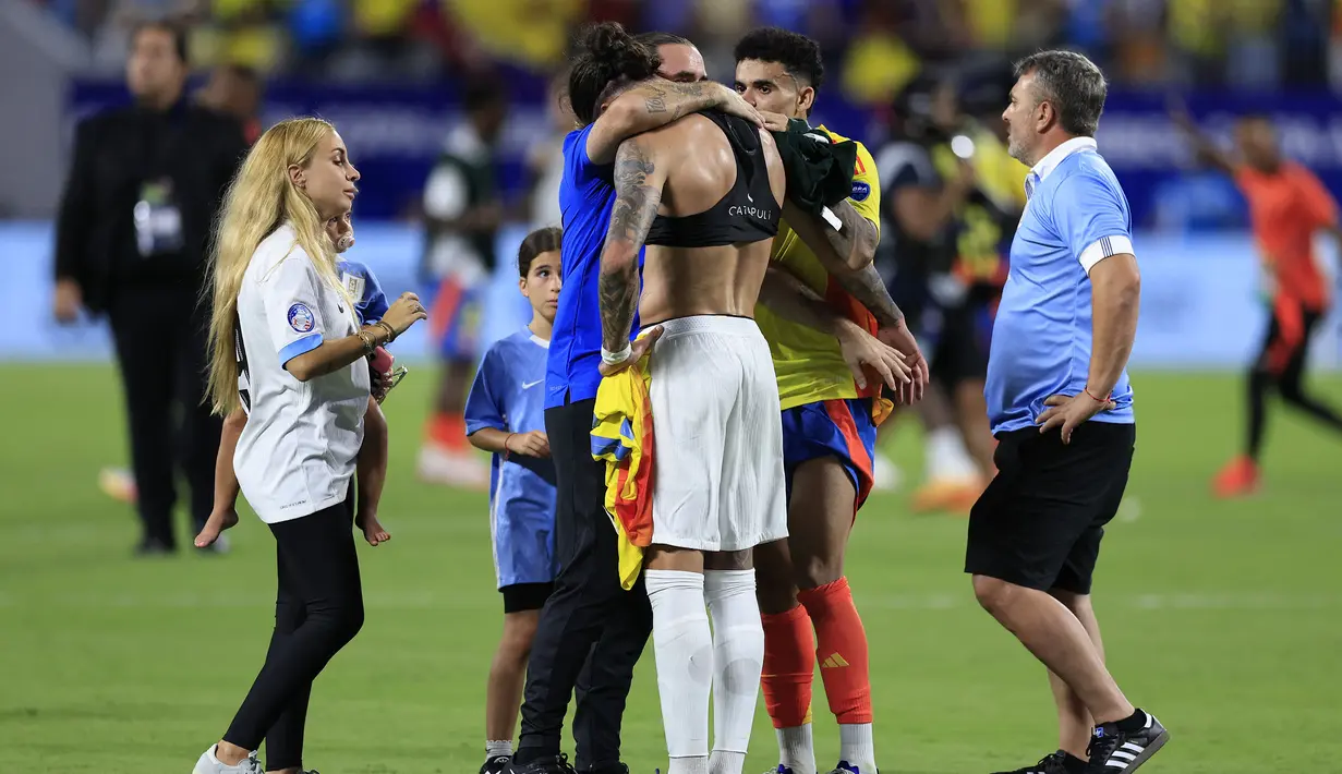Striker Timnas Uruguay, Darwin Nunez berusaha dihibur pelatih Marcelo Bielsa usai berakhirnya laga semifinal Copa America 2024 di Bank of America Stadium, Charlotte, Amerika Serikat, Kamis (11/7/2024) pagi WIB. (AFP/Getty Images/Buda Mendes)