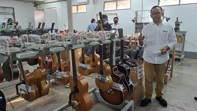 Direktur Fasilitas Kepabeanan Dirjen Bea dan Cukai Untung Basuki saat mengunjungi salah satu IKM yang bergerak dalam pembuatan alat musik gitar dan ukulele asal Bandung Jawa Barat,, Rabu (10/8/2022).