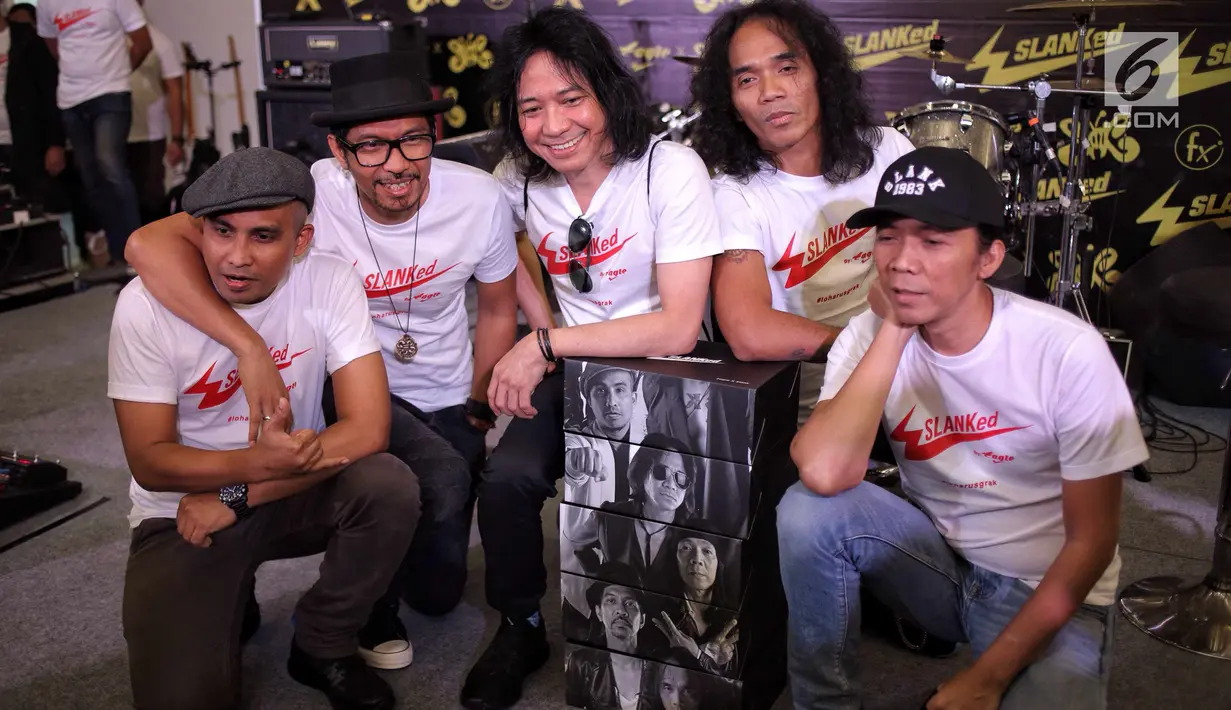 Personel Slank berfoto bersama saat peluncuran sepatu limited edition kolaborasi antara Slank dan Eagle dikawasan Jakarta, Rabu (23/5). Sepatu ini hanya diproduksi sebanyak 1,200 pasang. (Liputan6.com/Faizal Fanani)