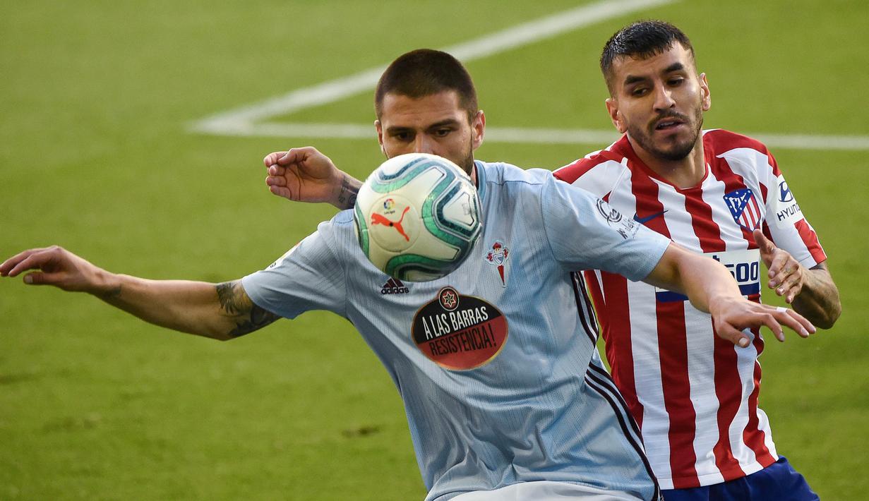 Penyerang Atletico Madrid, Angel Correa, berebut bola dengan gelandang Celta Vigo, Okay Yokuslu, pada laga lanjutan La Liga di Abanca-Balaidos, Rabu (8/7/2020) dini hari WIB. Atletico Madrid ditahan imbang 1-1 oleh Celta Vigo. (AFP/Miguel Riopa)