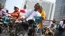 Salah seorang penyandang disabilitas saat mengikuti Karnaval Budaya Disabilitas di kawasan Bundaran HI, Jakarta, Selasa (18/08/2015). Karnaval bertujuan mendorong pembahasan dan pengesahan RUU penyandang disabilitas. (Liputan6.com/Gempur M Surya)  