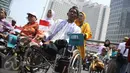 Salah seorang penyandang disabilitas saat mengikuti Karnaval Budaya Disabilitas di kawasan Bundaran HI, Jakarta, Selasa (18/08/2015). Karnaval bertujuan mendorong pembahasan dan pengesahan RUU penyandang disabilitas. (Liputan6.com/Gempur M Surya)  