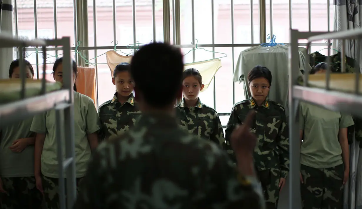 Beberapa siswa perempuan terlihat menerima instruksi ala militer di Pusat Pendidikan Qide, Beijing, 10/6/2014. (REUTERS/Kim Kyung-Hoon)