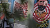 Warga saat melintasi mural bertuliskan protokol kesehatan COVID-19 di Kawasan Kota Bambu, Jakarta, Selasa (20/10/2020). Sehingga total kasus Covid-19 di Indonesia menjadi 373.109 kasus dengan DKI Jakarta tetap menduduki peringkat pertama dengan 1.000 kasus. (Liputan6.com/Johan Tallo)