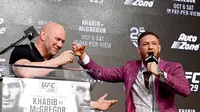 Presiden UFC Dana White dan Conor McGregor. (AFP/Steven Ryan)