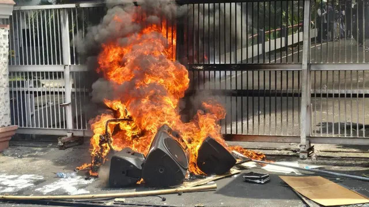 Demo Pecah di NTB, Massa Rusak Pagar Markas Polda dan Bakar Gedung DPRD hingga Atap Ludes