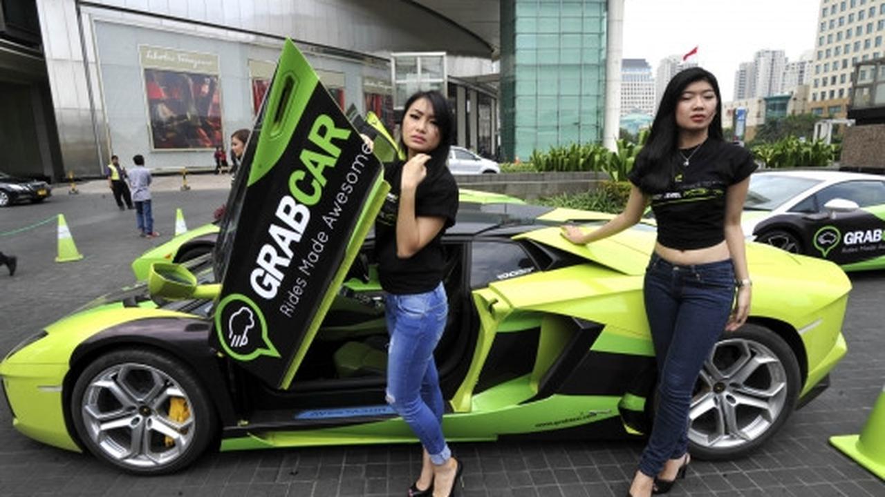 Pose-pose model seksi hiasi peluncuran GrabCar Lamborghini