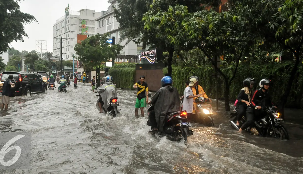 Kawasan Kemang tergenang banjir hingga 80 cm saat hujan yang mengguyur Jakarta, Jumat (11/11). (Liputan6.com/Yoppy Renato)