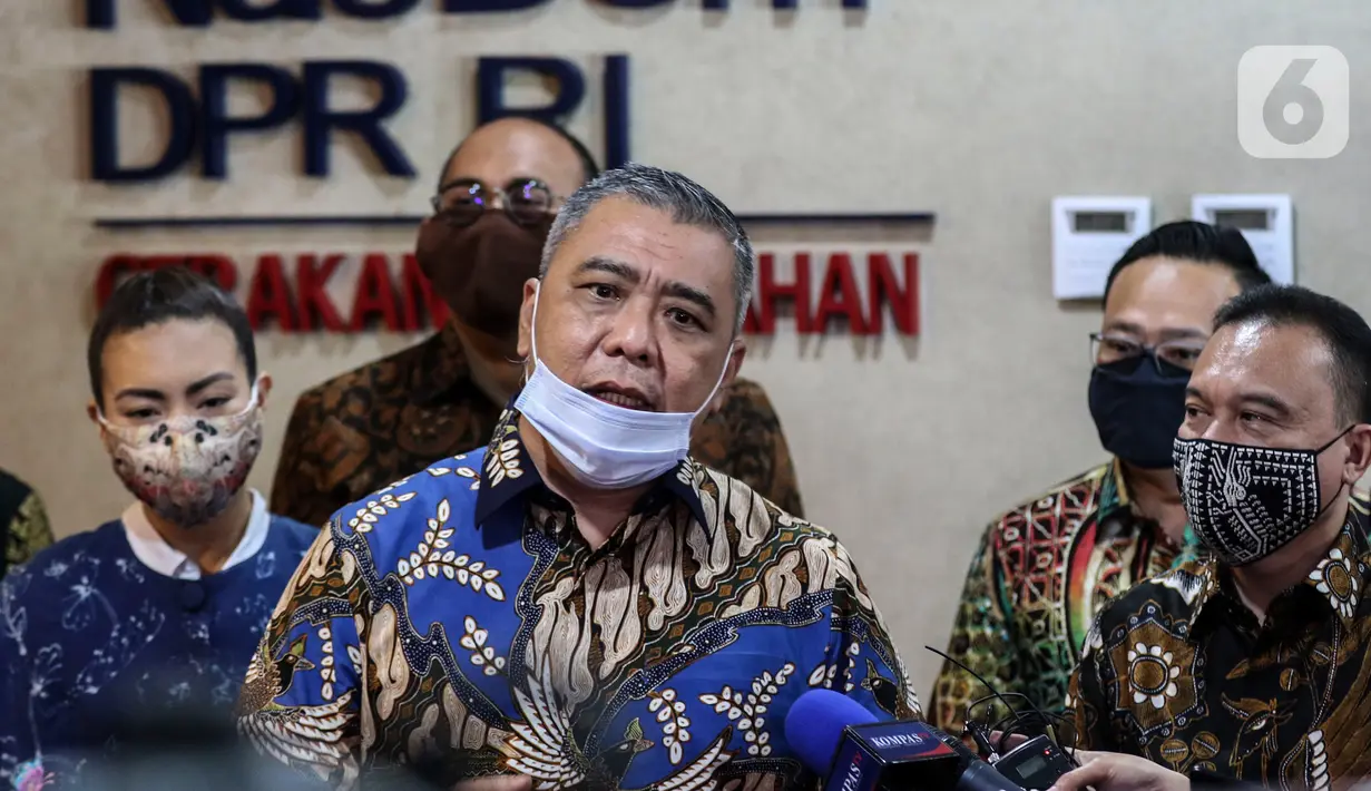 Wakil Ketua Umum DPP Partai NasDem Ahmad Ali dan Calon Wakil Walikota Tangsel dari Partai Gerindra Rahayu Saraswati Djojohadikusumo memberikan keterangan kepada awak media di Kompleks Parlemen Senayan, Jakarta. Rabu (29/7/2020). (Liputan6.com/Johan Tallo)