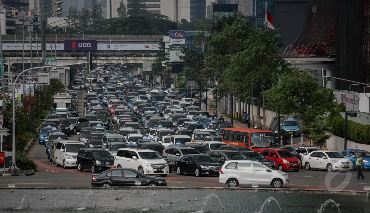 Sejumlah kendaraan terjebak kemacetan di sekitar Bundaran HI, Jakarta, Kamis (14/5/2015). Warga Jakarta dan sekitarnya memanfaatkan liburan panjang akhir pekan dengan memadati pusat-pusat perbelanjaan. (Liputan6.com/Faizal Fanani)