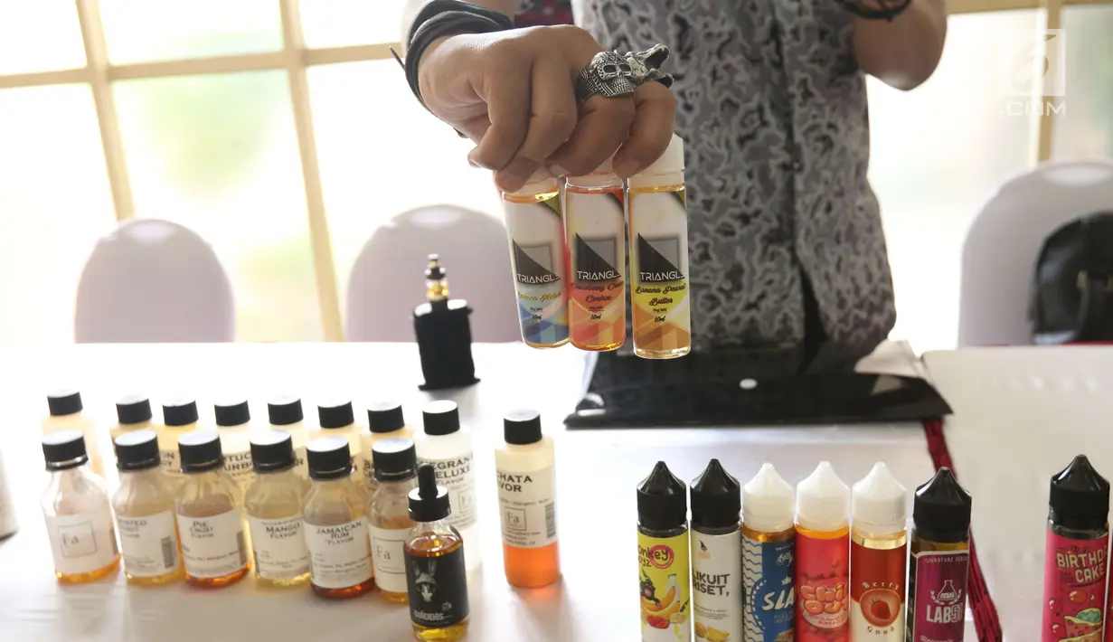 Liquid vape diperlihatkan saat pemberian izin perdana berupa NPPBKC, Jakarta, Rabu (18/7). Di dalam aturan yang berlaku 1 Juli 2018, liquid vape yang merupakan hasil pengolahan tembakau lainnya (HPTL) dikenakan tarif cukai 57%. (Liputan6.com/Angga Yuniar)