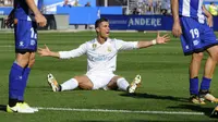 Pemain Real Madrid, Cristiano Ronaldo (tengah) bereaksi setelah dilanggar pemain Alaves, pada laga lanjutan La Liga 2017-2018, di Stadion Mendizorroza, Vitoria (23/9/2017). Cristiano Ronaldo gagal mencetak gol ke gawang lawan.  (AFP/Ander Gillenea)