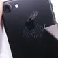 Penyiksaan iPhone 7 (Sumber: Screenshoot video JerryRigEverything)