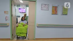 Regina (43) bersiap menjalani proses persalinan di RSUD Pasar Minggu, Jakarta, Kamis (20/2/2020). Bayi perempuan pasangan Regina dan Andre (47) bernama Glowy Lidwina lahir secara sesar di tanggal 20 bulan 02 tahun 2020 atau 20-02-2020. (Liputan6.com/Herman Zakharia)