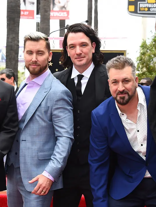 Personel boyband NSYNC Chris Kirkpatrick, Lance Bass, JC Chasez, Joey Fatone dan Justin Timberlake berfoto bersama saat menerima Hollywood Walk of Fame di Los Angeles (30/4). (Jordan Strauss / Invision / AP)