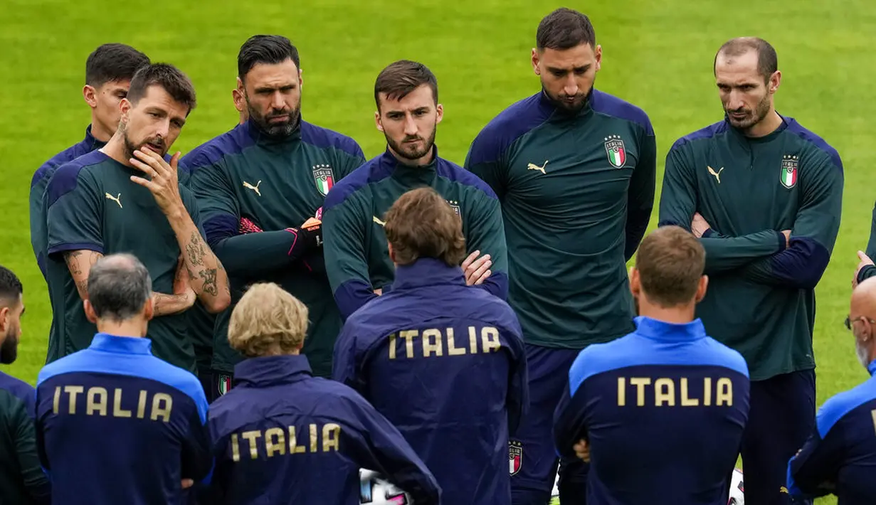 Pemain Italia mendengarkan pelatih Roberto Mancini selama sesi latihan di stadion Hive di London, Inggris, Senin (5/7/2021). Italia merengkuh tiket semifinal Euro 2020 usai menang 2-1 atas Belgia. (AP/Matt Dunham)