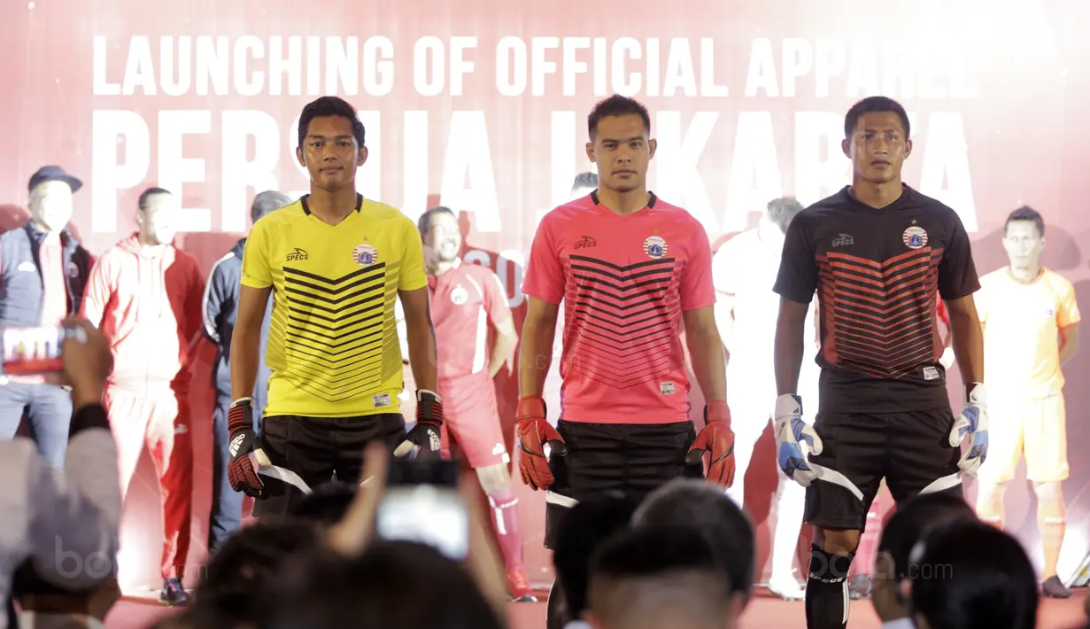Kiper Persija Jakarta pamer Jersey terbaru pada Launching Official Apparel di Springhill, Kemayoran, Jakarta (2/2/2018). Persija Jakarta menggandeng Specs sebagai penyuplai apparel Macan Kemayoran musim 2018/2019. (Bola.com/Nick Hanoatubun)