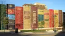 Perpustakaan yang dibangun oleh arsitek setempat bernama Bob Holloway ini berbentuk buku-buku besar yang terjejer dengan rapi. Konon, penduduk lokal yang menentukan 22 judul buku yang sangat berpengaruh bagi kota Kansas itu sendiri. (gizmodo.com.au)