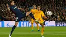 Penyerang Barcelona, Luis Suarez (kanan) berusaha melewati bek Atletico Madrid, Lucas Hernandez pada leg pertama perempat final Liga Champions di Camp Nou, Spanyol (6/4). Barcelona menang atas Atletico Madrid dengan skor 2-1. (Reuters/Albert Gea)