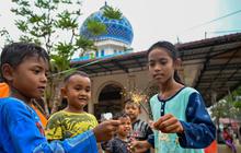 FOTO: Ramadan di Tengah Pengungsian Korban Banjir Aceh