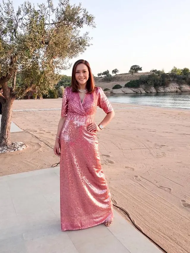 Pesona Maia Estianty Layaknya Bangsawan Kenakan Gaun Pink Saat Liburan di Yunani
