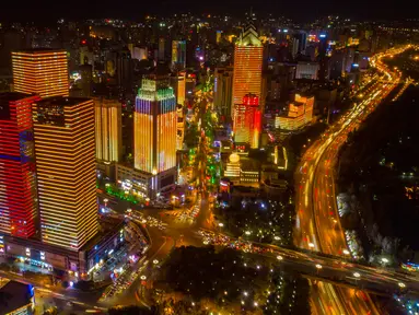 Foto dari udara yang diabadikan pada 1 Oktober 2020 ini menunjukkan pemandangan Kota Urumqi di Daerah Otonom Uighur Xinjiang, China barat laut. (Xinhua/Hu Huhu)