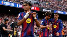 Pemain Barcelona Lamine Yamal (kiri) berselebrasi setelah Ferran Torres (tengah) mencetak gol pada laga La Liga/Liga Spanyol antara Barcelona vs Espanyol di Barcelona, Spanyol, Sabtu, 11 April 2026. (AP Photo/Joan Monfort)