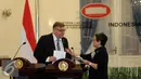 Menlu RI, Retno Marsudi (kanan) berbincang bersama dengan Menlu Finlandia, Timo Soini usai mengadakan pertemuan di Jakarta, Senin (2/11/2015). Pertemuan membahas rencana kedatangan Presiden Finlandia ke Indonesia. (Liputan6.com/Helmi Fithriansyah)