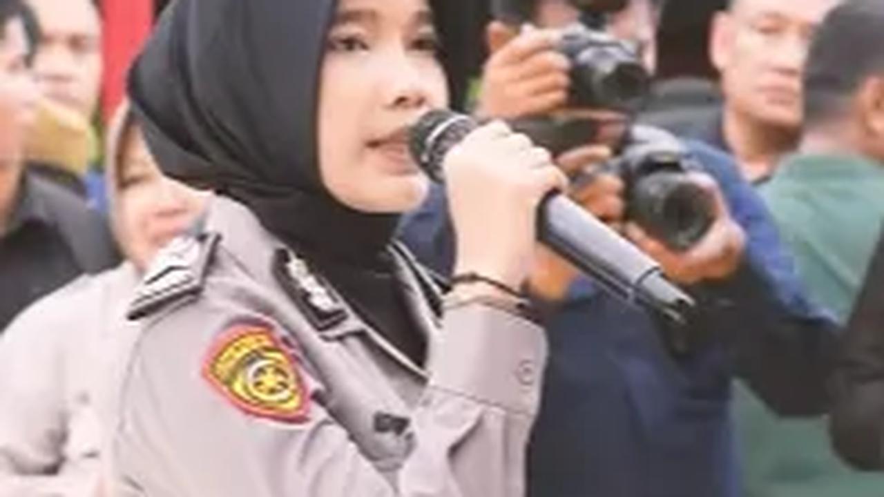 Seorang polisi wanita (Polwan) cantik terlihat menghadap ke Kapolri dan Panglima TNI. <br>