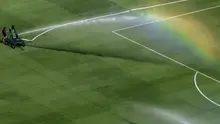 Pelangi terlihat di lapangan saat turun minum saat kru lapangan menyiram rumput selama pertandingan semifinal Piala Dunia Antarklub 2025 antara Paris Saint-Germain dan Real Madrid CF di Stadion MetLife pada 10 Juli 2025 di East Rutherford, New Jersey. (Al Bello/Getty Images via AFP)